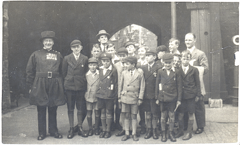 2017-01-13-15-52-33-00 -- Darnall C.E.B School, Darnall, Sheffield
Visit to London, June 25th 1932
Front row, 3rd from left: Ronald Jacklin (first schoolboy on left)